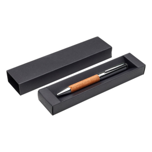 BL-152, Bolígrafo con barril de metal y detalle en piel reciclada; con clip y punta de metal, tinta de escritura negra. Incluye caja individual negra de cartón.