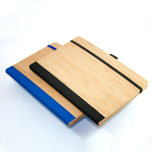 21348, Libreta ecológica de pasta dura con cubierta de bamboo y Pet Reciclado modelo MALLORCA; con 80 hojas, banda elástica, separador y porta bolígrafo.