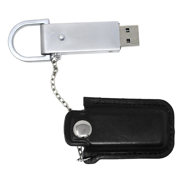USB046, USB Luxury. USB con funda de piel, su diseño permite colgarse. Para abrir primero se debe quitar el clip de seguridad, posteriormente solo deslizar