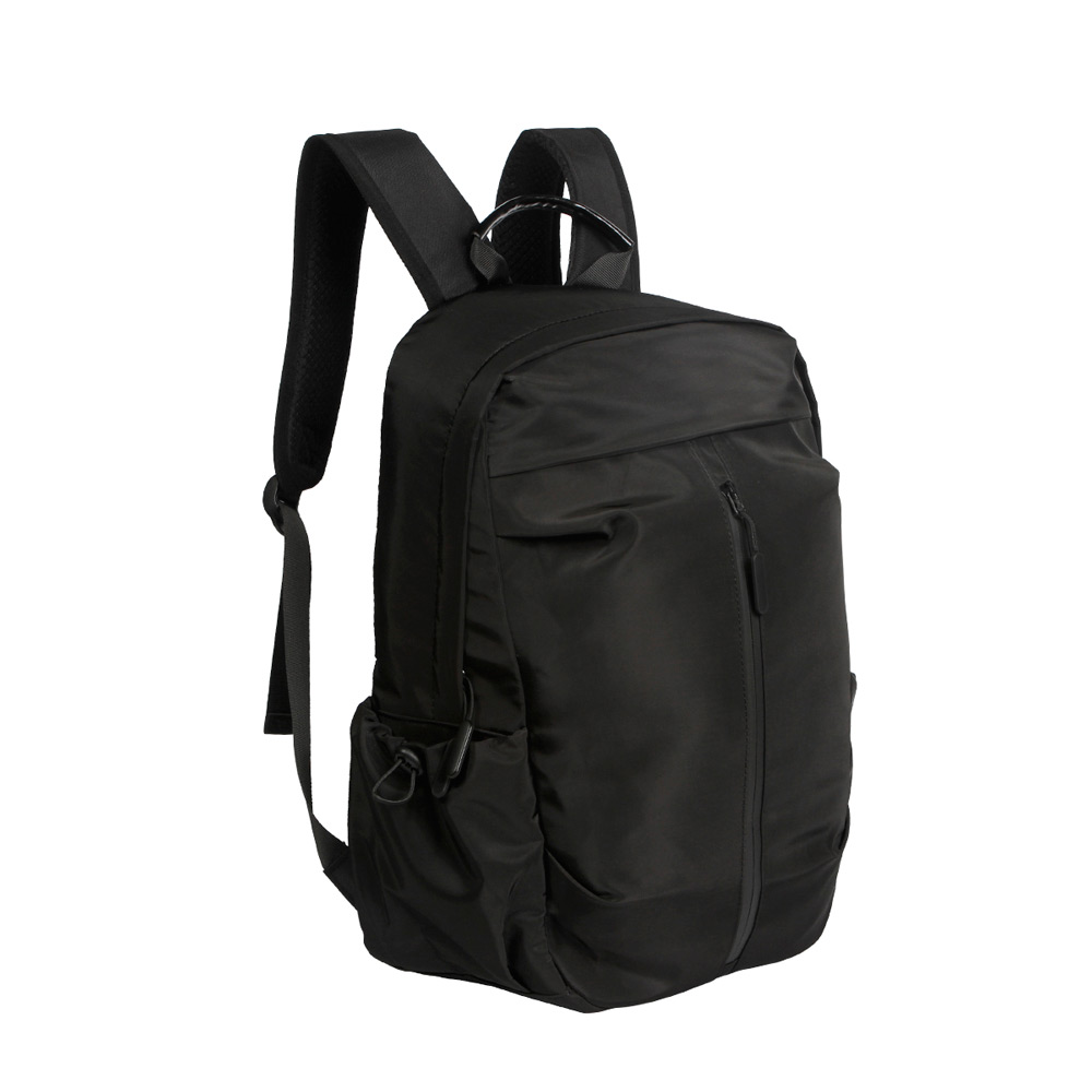 TX-183, Backpack fabricada en poliéster y nylon, con bolso frontal con cierre, bolsillos laterales con jareta y tirantes ajustables.