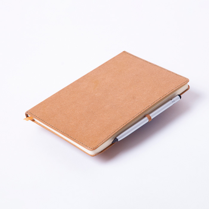 21430, Libreta ecológica Tallin elaborada con cubierta dura de papel Kraft lavable. Porta bolígrafo y separador; con 80 hojas rayadas.