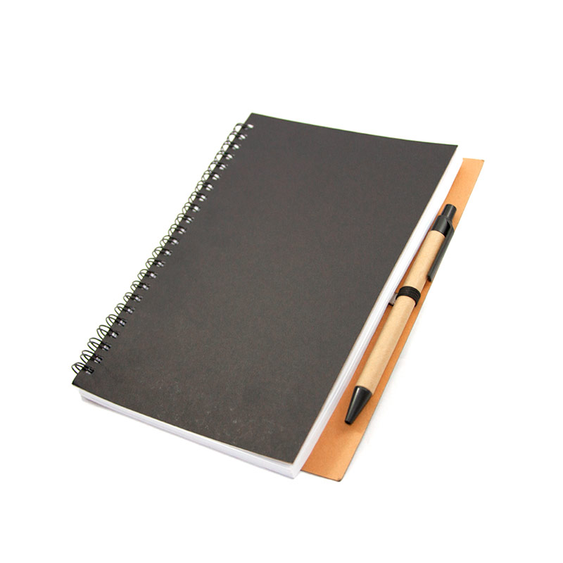 23451, Cuaderno ecológico VALENCIA elaborado con cubierta dura de papel Kfrat y encuadernación de espiral con 80 hojas. Incluye bolígrafo ecológico con mecanismo retráctil.